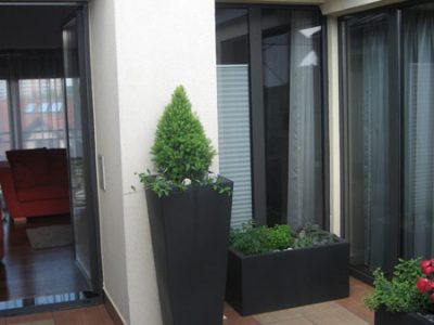 projek-relaksacyjny-ogrod-w-nowoczesnych-donicach-z-elementem-wodnym-krakow-3